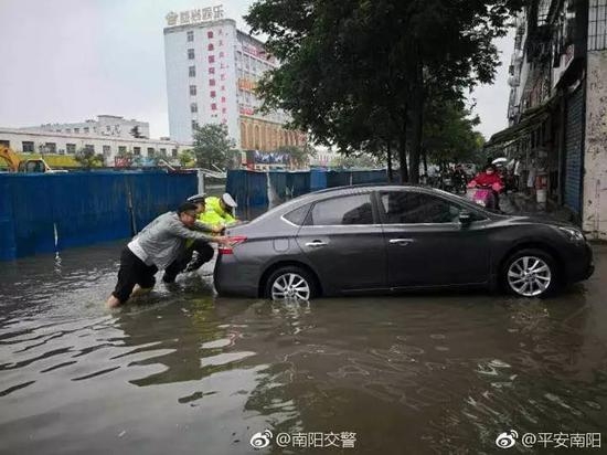 南陽突遭暴雨！多3d全息廣告機地被淹瞬間成“海”！