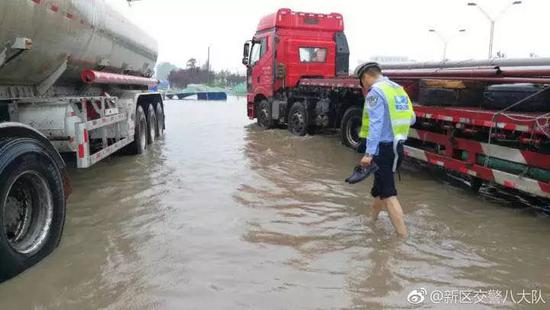 南陽突遭暴雨！多3d全息廣告機地被淹瞬間成“?！?！